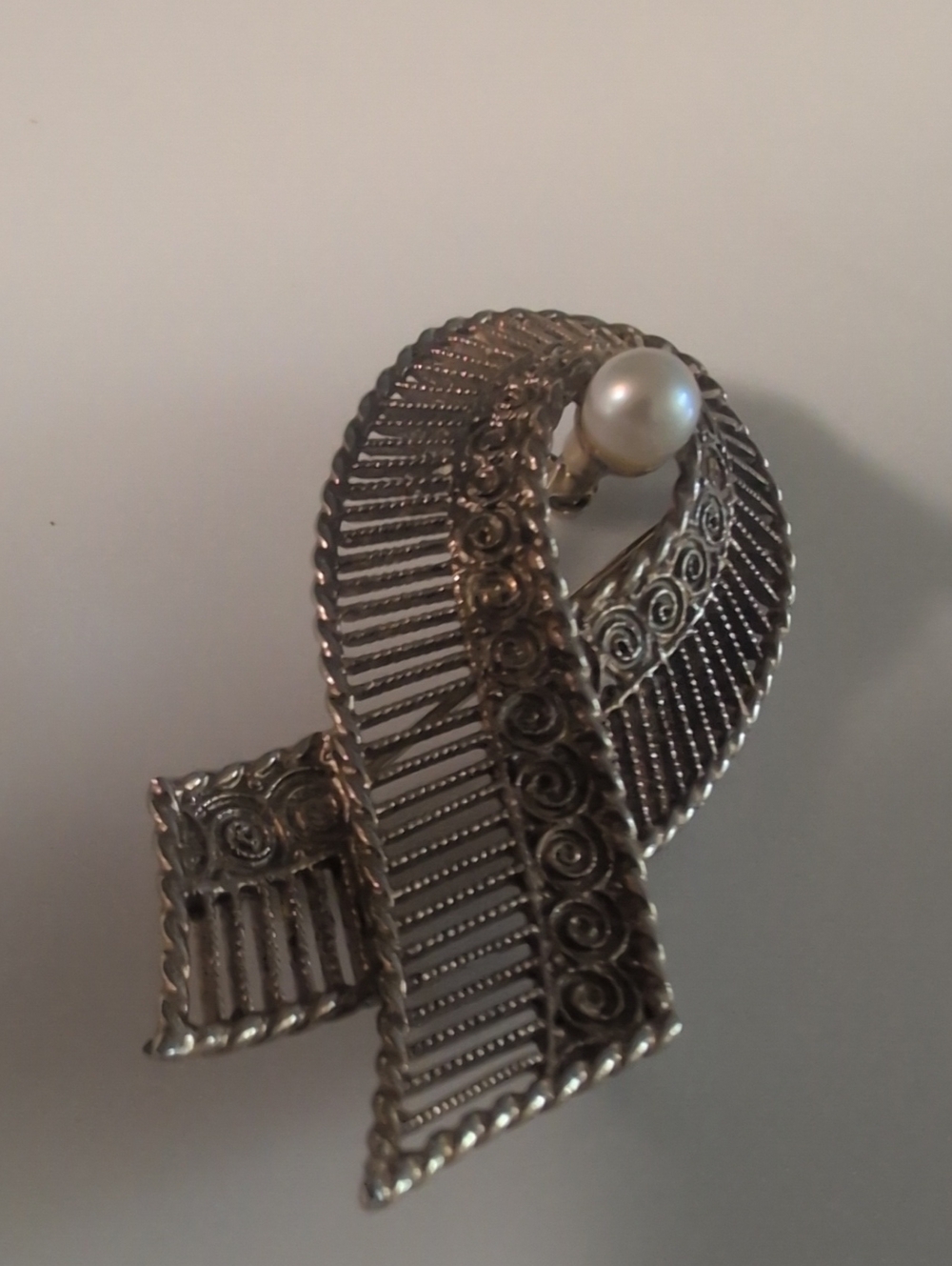 VTG Sterling Silver Vermeil And Pearl Ribbon Brooch